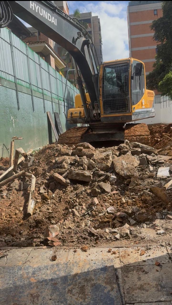 Escavadeira da Demolidora Sales em obra